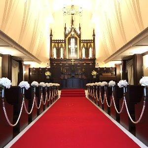 赤絨毯を取り入れたコーディネートも