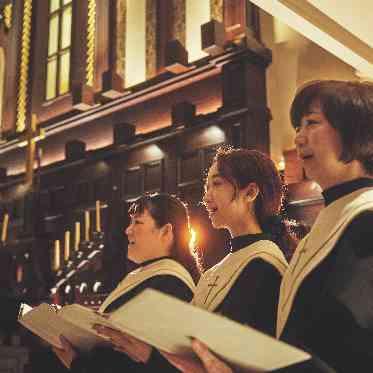 プロの聖歌隊の歌声は9Mの天井高の中響き渡り、感動的な挙式に