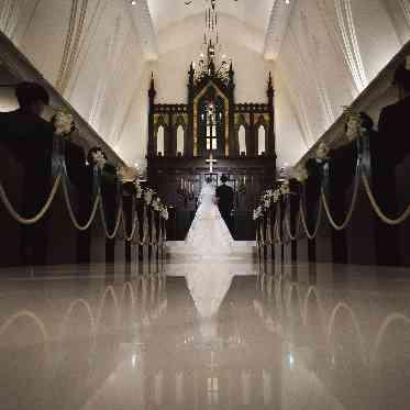 圧迫感を感じさせない
高さ9mある開放的な礼拝堂です