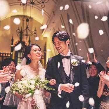 フラワーシャワーで幸せの瞬間を