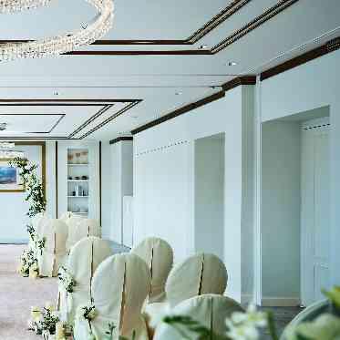 窓からの陽射しが眩い挙式会場
少人数での人前式にお勧め♪