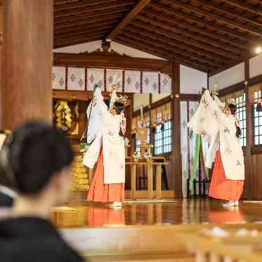名古屋観光ホテル オプションの巫女の舞は、挙式を盛り上げるイベントの1つで、神様への贈り物に