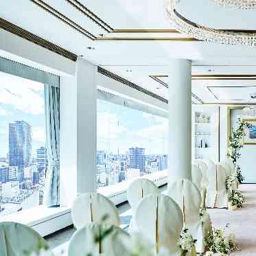 窓からの陽射しが眩い挙式会場
少人数での人前式にお勧め♪