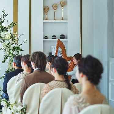 名古屋観光ホテル 窓からの陽射しが眩い挙式会場
少人数での人前式にお勧め♪