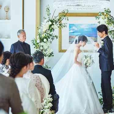 名古屋観光ホテル 窓からの陽射しが眩い挙式会場
少人数での人前式にお勧め♪
