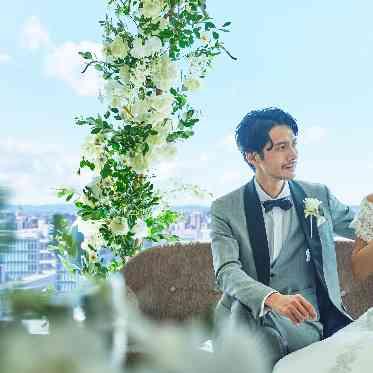 名古屋観光ホテル 窓からの陽射しが眩い挙式会場
少人数での人前式にお勧め♪