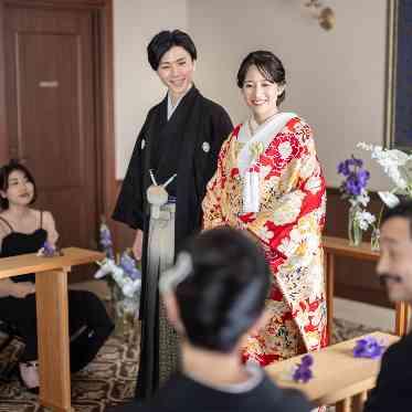 ゲストに見守られる中、契りをかわす