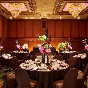 カラークロスや装花によっては会場内は和の雰囲気に