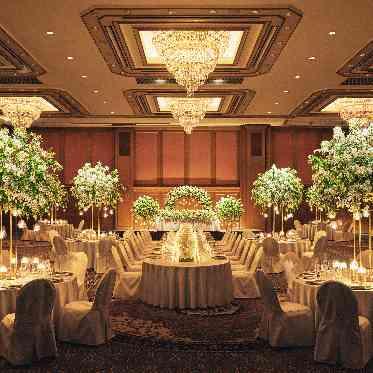 名古屋観光ホテル 披露宴会場「NAGOの間」は、天井高6M以上の壮大な空間。50名から使用可能
