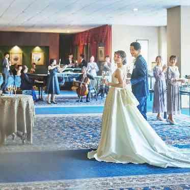 名古屋観光ホテル 披露宴スタート前のホワイエでのウエルカムパーティは光の射し込む明るい空間で