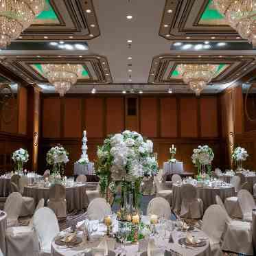 名古屋観光ホテル 高さ6.3Mもの天井高に映える装飾。
会場内に入ったゲストを魅了!