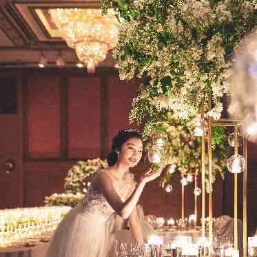 名古屋観光ホテル 6.3Mの天井に煌めくシャンデリアがおふたりをより輝かせてくれる