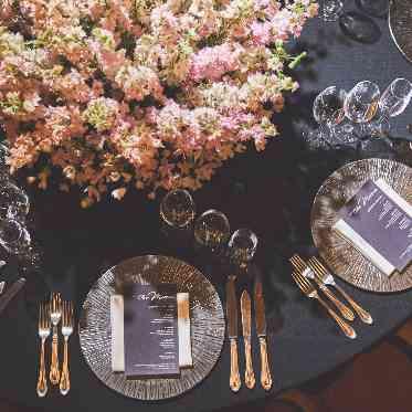 白を基調とする会場は、シックな雰囲気も華やかな雰囲気もぴったり