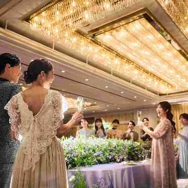 天井に広がるシャンデリアはシーンに応じて輝きを変え、各シーンをより華やかに!