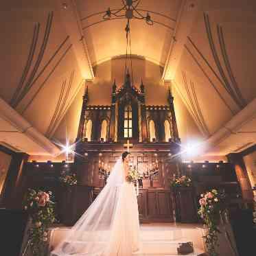 名古屋観光ホテル シックなブラウンの会場により素敵な白いドレスが更に映えます♪