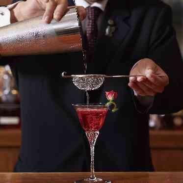 ホテルのバーで特別な夜を…