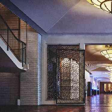 名古屋観光ホテル ホテルエントランスは人気の撮影スポット。すべての人を上質な気分にしてくれる。