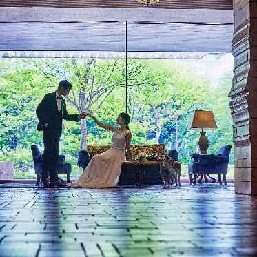 名古屋観光ホテル 正面玄関からは生い茂る緑がうつり、都会の喧騒感を忘れさせてくれる