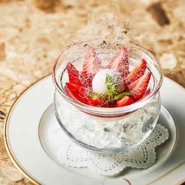 名古屋観光ホテル バニラのブランマンジェに苺のスープ シャンパーニュのムースグラッセ