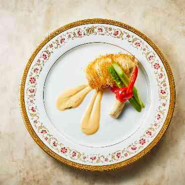 名古屋観光ホテル 金目鯛のカダイフ包み　白ワインと雲丹のソース