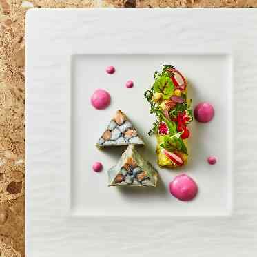 名古屋観光ホテル 平目とサーモンのマルブレ 華やかなビーツのソース