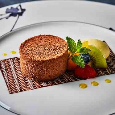 名古屋観光ホテル ミルクショコラとほうじ茶のクリームブリュレにバニラアイスクリーム