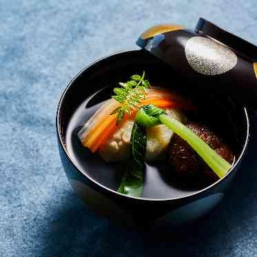 名古屋観光ホテル 御椀盛 蛤真薯 潮仕立て 紅白短冊
結び菜 椎茸 喜ノ芽