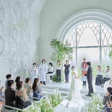 HILLTOP THE SQUARE(ヒルトップザスクエア) 自然光が差し込む大きな窓と、ヴェールをイメージした曲線が印象的