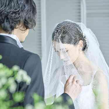 HILLTOP THE SQUARE(ヒルトップザスクエア) 白とウェーブの調和が生み出す神聖な雰囲気は、愛と幸せが満ちる特別な一日を演出。