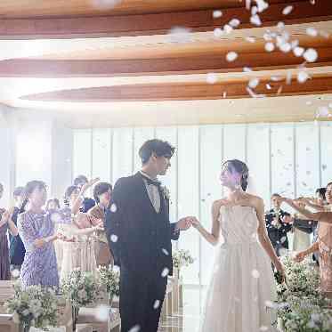 The Opera(オペラ) ゲストの皆様と一緒に近い距離感で繰り広げるフラワーシャワーセレモニー