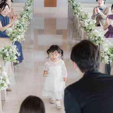 The Opera(オペラ） あたたかな雰囲気が流れるチャペルなのでキッズシーンもリラックスの表情。