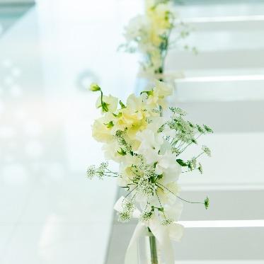 バージンロードに合わせた白い装花で花嫁の美しさを引き立たせる