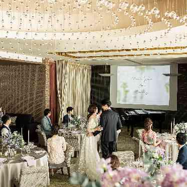 The Opera(オペラ) 会場には大きなスクリーンが設置されておりムービーを上映することが可能