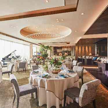 The Opera(オペラ) シャンパンゴールド×自然光溢れる上品ナチュラルな空間。グランドピアノも常設。