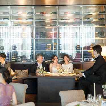 The Opera(オペラ) オペラの家族席は一段上がったソファ席。家族こそ二人の様子をしっかり見届けて頂ける