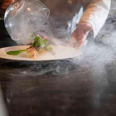 The Opera(オペラ) お料理の最終仕上げとして瞬間的に表面を燻製させるスモーク演出も大好評。