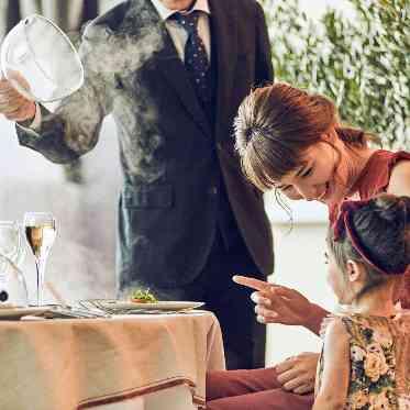 The Opera(オペラ) お皿の中から立ち込める煙と食欲をそそられる香りにゲストも思わず溢れる笑顔。