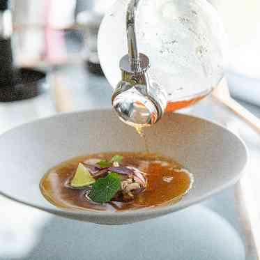 The Opera(オペラ) ゲストのお席で完成させるコンソメスープは会場中が香りに包まれ至福の時間へ。