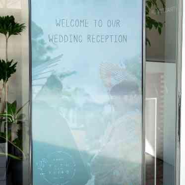 The Opera(オペラ) エントランスには二人の幸せいっぱいのサイネージがお出迎え