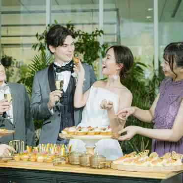 The Opera(オペラ) エントランスのテラスでゲストと一緒に楽しむウェルカムパーティ。