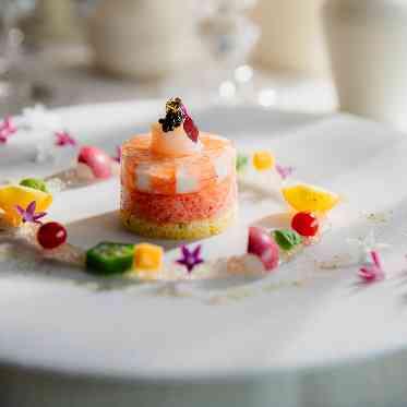 The Opera(オペラ) 最初の前菜は鮮やかで美しい、お二人からのおもてなしの一皿。