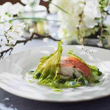 The Opera(オペラ) 皮目をパリッと焼き上げ身はふっくらしっとりと仕上げた魚料理も絶品。