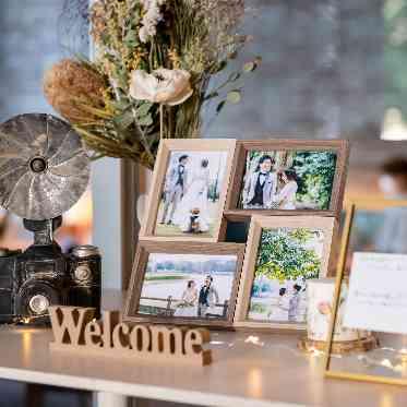 The Opera(オペラ) 待合室のカフェにはお二人らしいアイテムをコーディネートしたオリジナル受付グッズ。