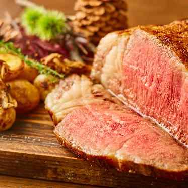 The Opera(オペラ) 迫力満天のローストビーフサーブも人気!