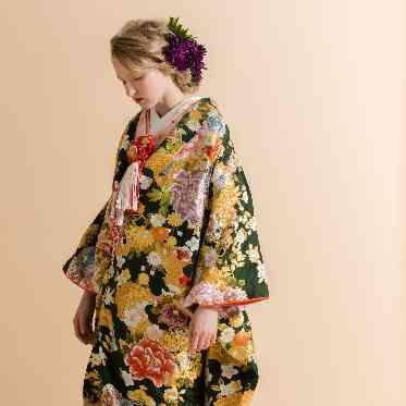 The Opera(オペラ) 落ち着きのある色に華やかな刺繍が施されたデザインは趣を感じる一枚