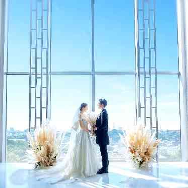 ラグナスイート新横浜 ホテル&ウエディング 青空がおふたりの誓いのシーンを見守る。地上60m、ホテルでは珍しい最上階チャペル