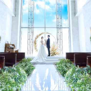 ラグナスイート新横浜 ホテル&ウエディング 白の天然石と木目と空の相性はとても美しく、ナチュラルな装花も映える。