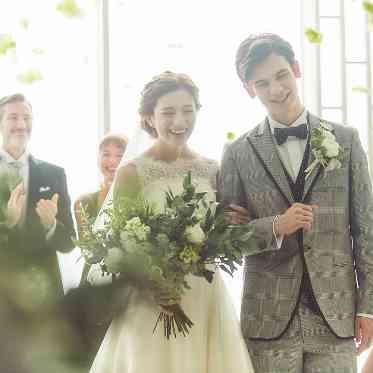 ラグナスイート新横浜 ホテル&ウエディング 明るく美しいチャペルで笑顔溢れる時間を過ごせる