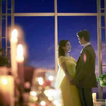 ラグナスイート新横浜 ホテル&ウエディング 祭壇奥の窓からは夕景が望めるので、落ち着いた雰囲気に