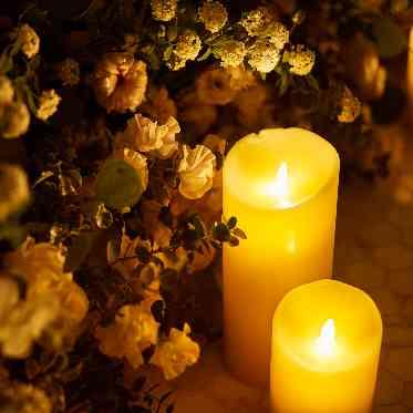 ラグナスイート新横浜 ホテル&ウエディング バージンロード沿いでキャンドルの火が揺らめき、ロマンティックな空間になる